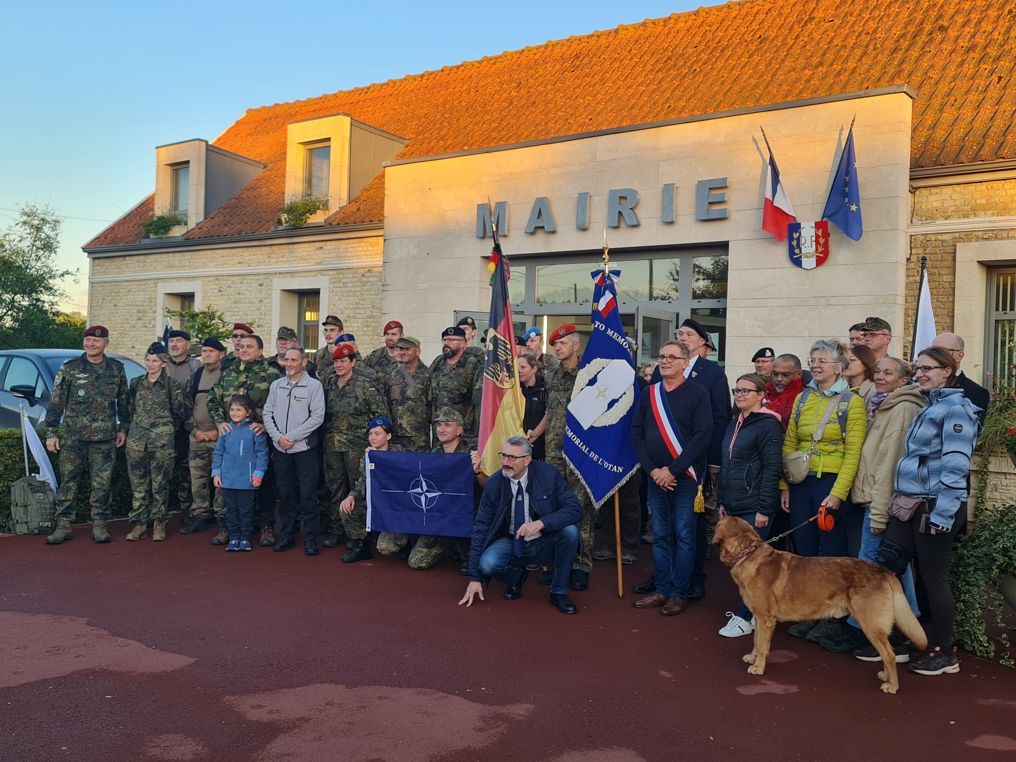 Teilnehmer des 2. NATO Memorial Walk 2024 beim Gruppenbild vor dem Rathaus in Hames-Boucre