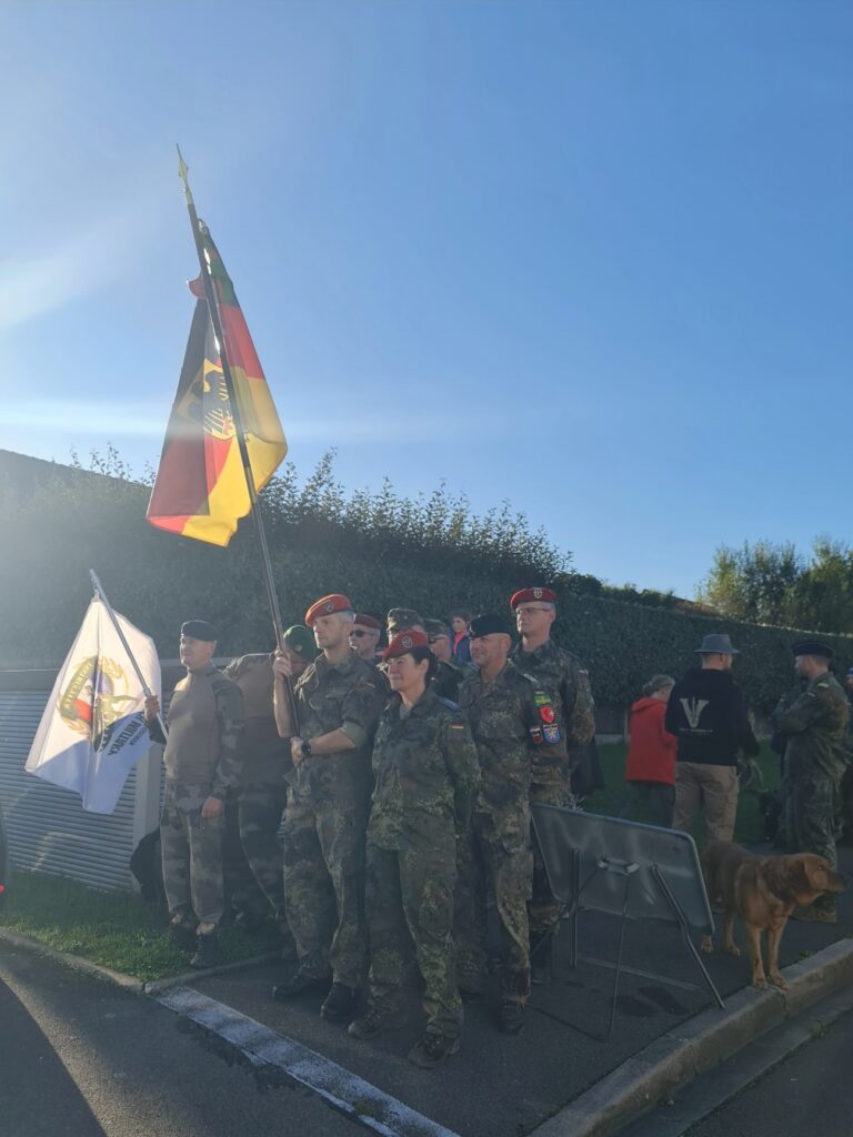 Marschgruppe angetreten beim NATO Memorial in Fréthun