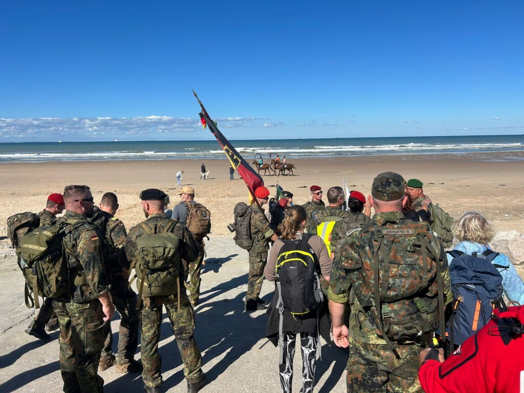 Die Marschteilnehmer beim Erreichen des Strandes am Ärmelkanal Richtung Calais