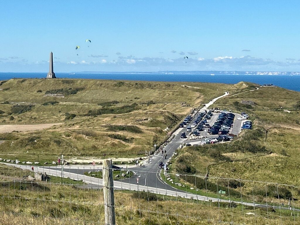 Der Obelisk am Cap Blanc Nez von erhöhtem Blickpunkt aus