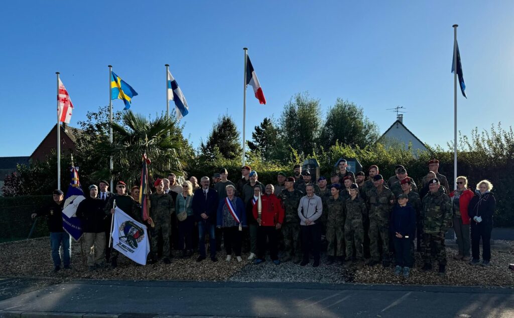 Teilnehmer beim Gruppenfoto vor dem NATO Memorial in Fréthun