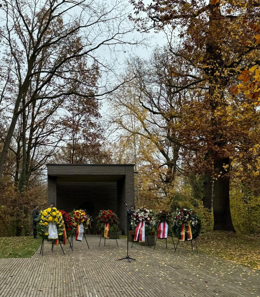 Die Kränze im Wald der Erinnerung