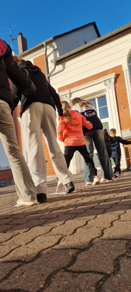 Kinder beim Spielen von hinten