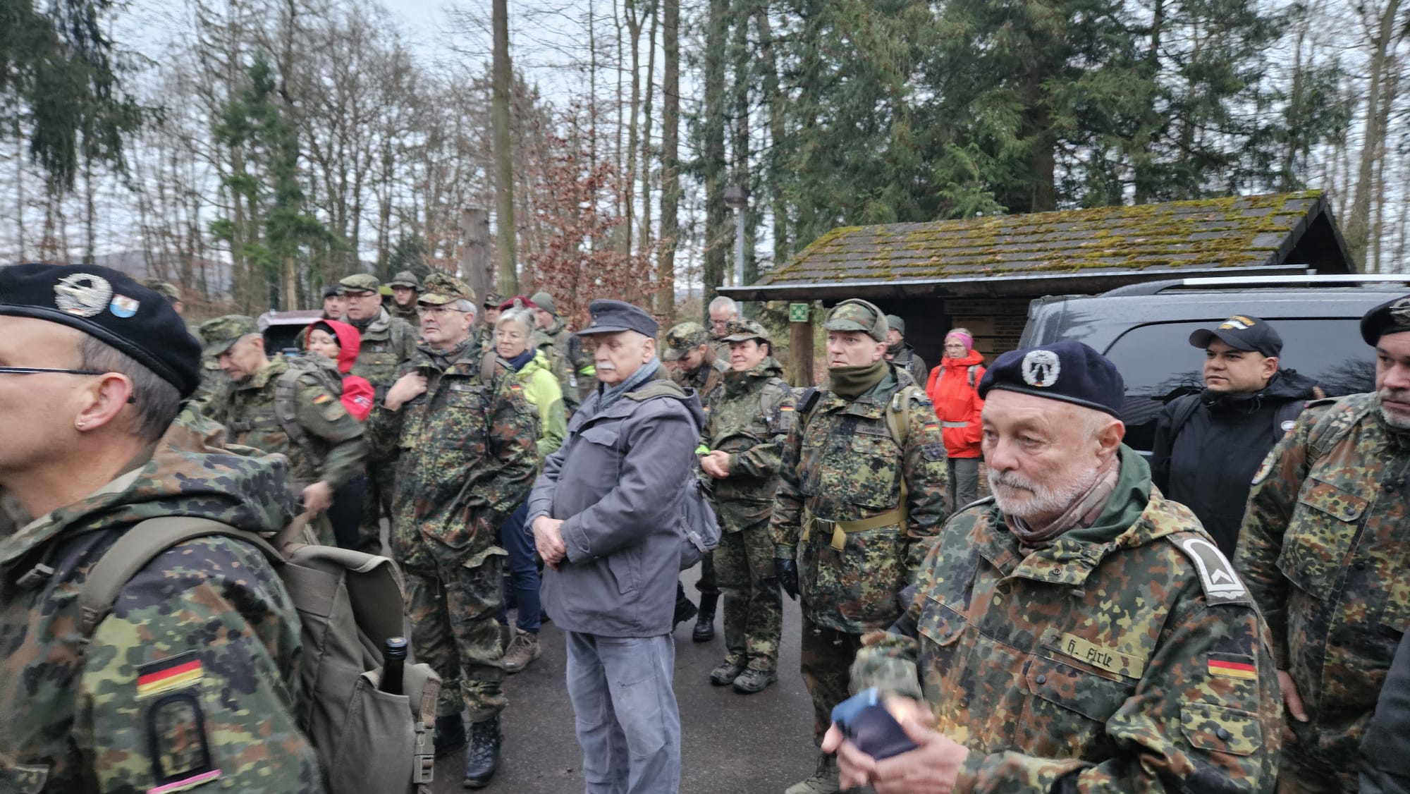 Die versammelten Teilnehmer vor dem Marsch