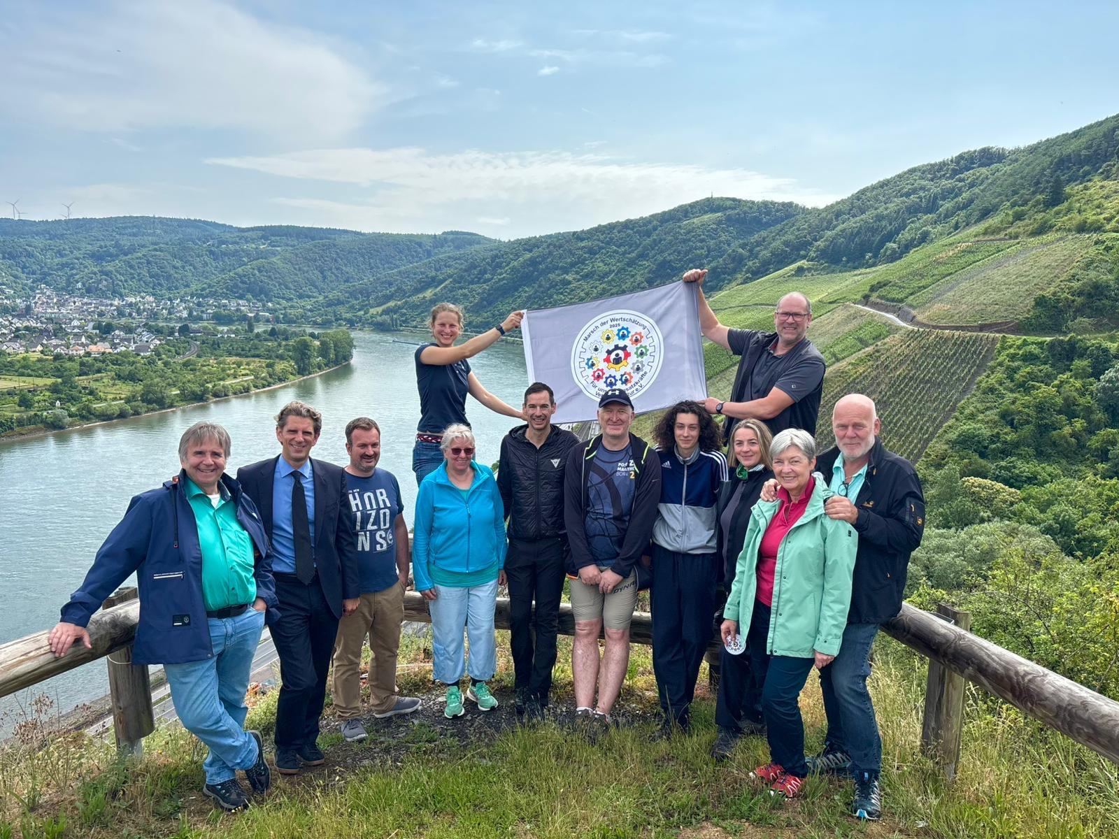 Die Marschteilnehmer vor schöner Landschaft