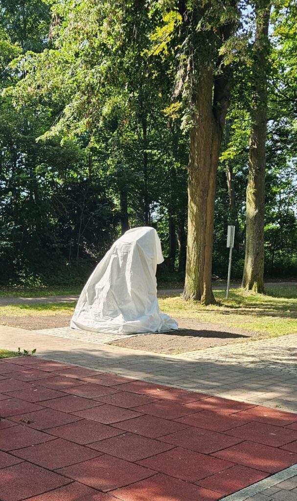 Verhülltes Stele für Robert Hartert