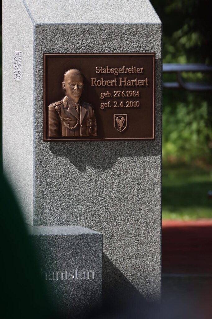 Detailansicht der Plakette auf der Stele